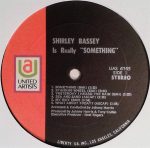 Shirley Bassey - Is Really "Something" (LP, Album, RE) - Afbeelding 3