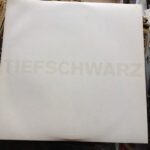 Tiefschwarz-0