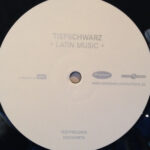 Tiefschwarz-3